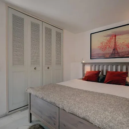 082 - Stunning Sea Views Beachfront *