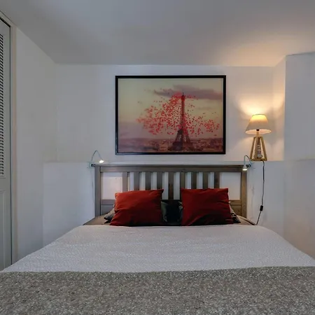 082 - Stunning Sea Views Beachfront Apartament *