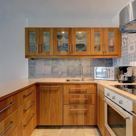 082 - Stunning Sea Views Beachfront *